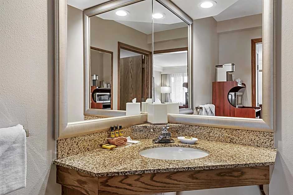 Best Western Plus Silver Saddle Inn