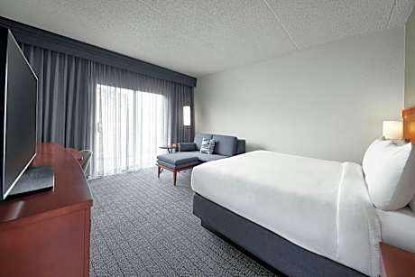 King Room with Sofa Bed and Adapted Tub - Mobility and Hearing Accessible