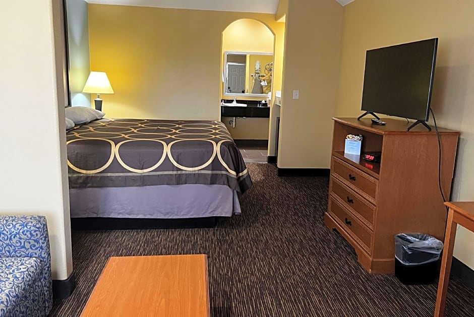 Super 8 by Wyndham Montgomery/ Lake Conroe