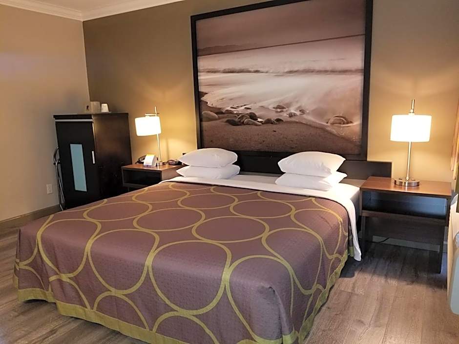 Super 8 by Wyndham Los Angeles-Culver City Area