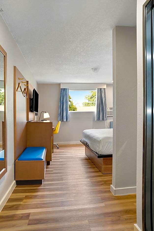 Days Inn by Wyndham Omaha NE