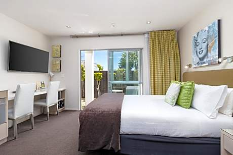 Executive King Spa Studio