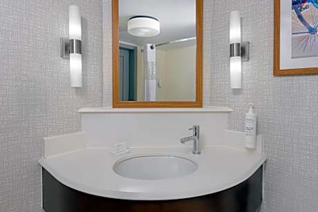 2 Queens W/Fridge Nonsmoking