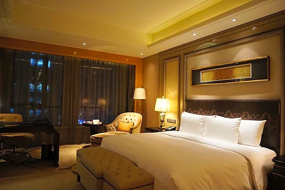 Photo 1 of 5 of Executive 1 King Bed