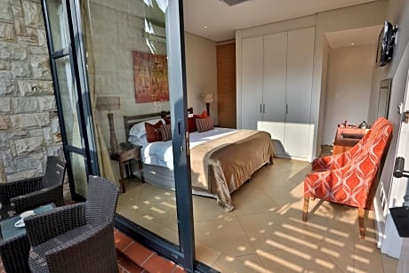 STANDARD DOWNSTAIRS - GARDEN VIEW