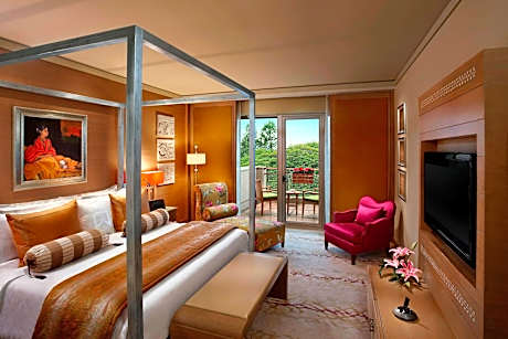 pelican, club level, 2 bedroom suite, 1 king, city view, balcony