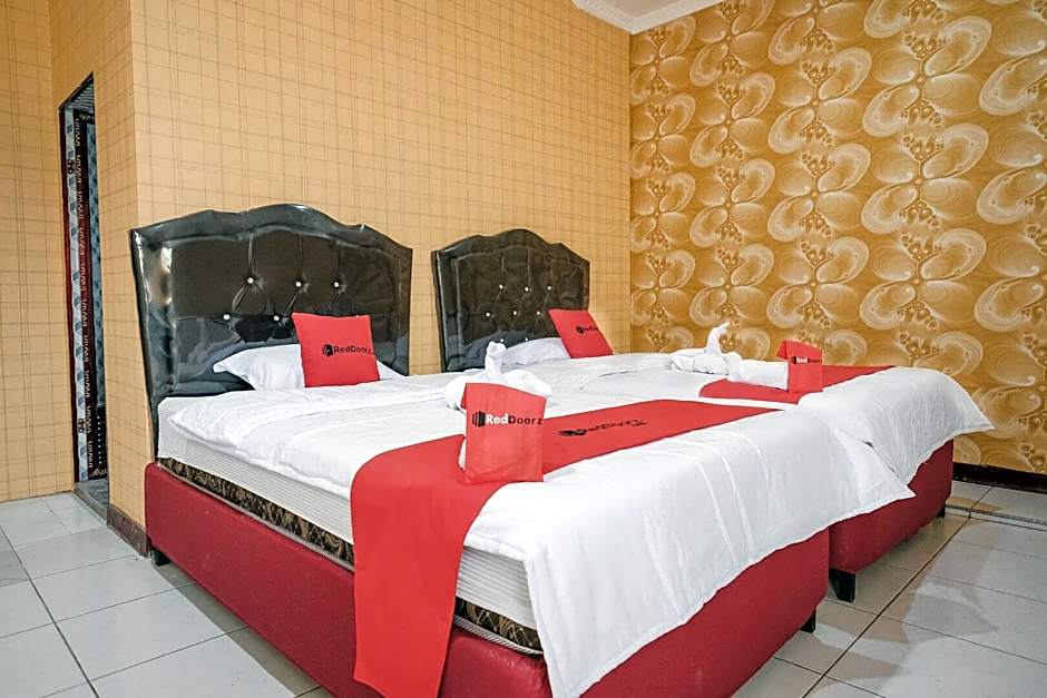 RedDoorz Plus near Istana Maimun Medan