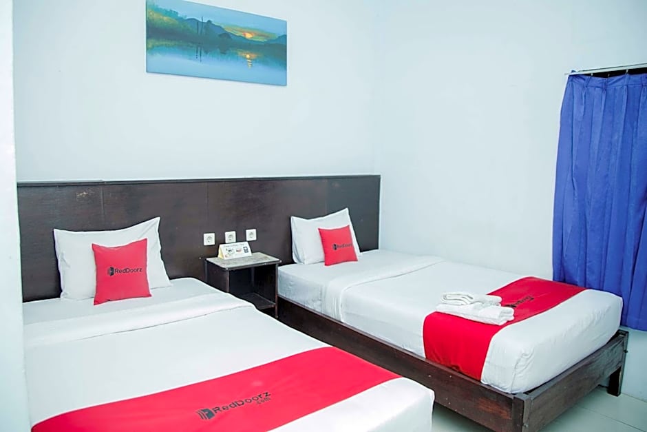 RedDoorz at Hening Homestay