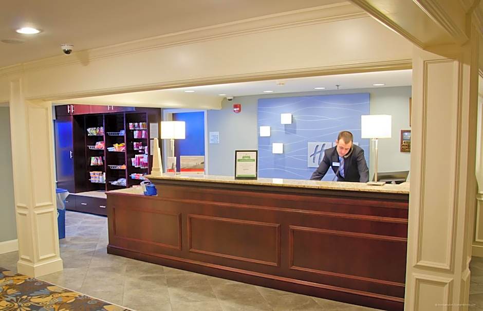 Holiday Inn Express & Suites Merrimack - Nashua by IHG