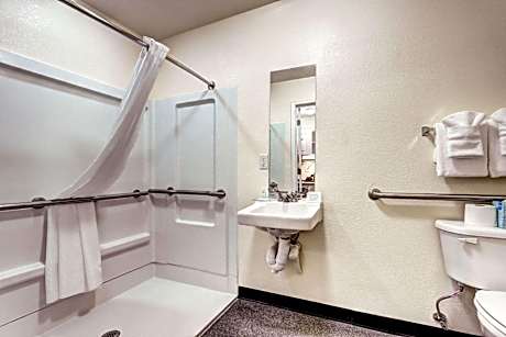 Queen Room - Accessible/Nonsmoking