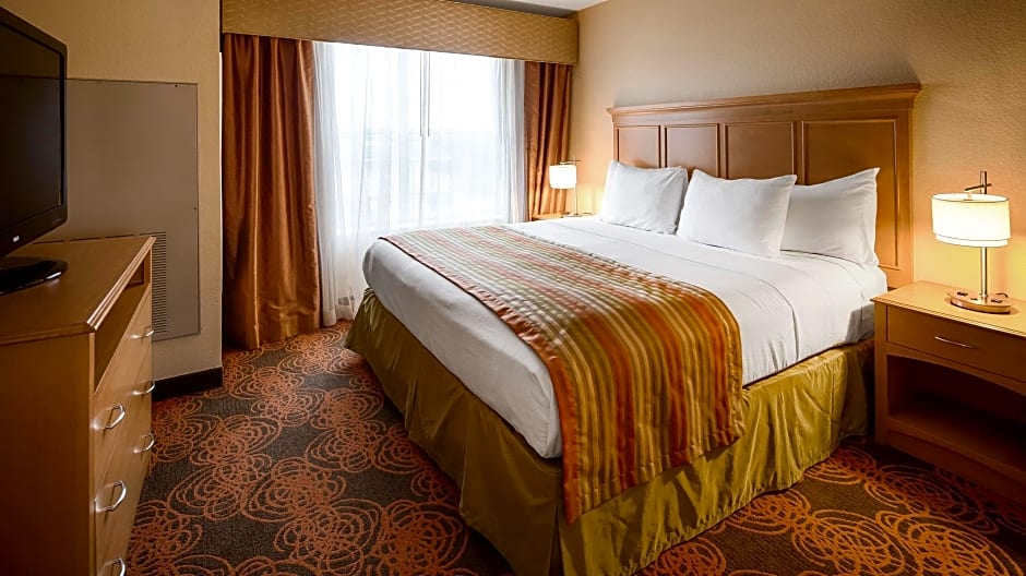 Photo 1 of 6 of 1 King Bed, Mobility Accessible, Roll in Shower