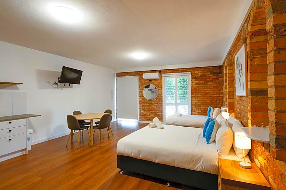 Waves Motel and Apartments formerly Comfort Inn International