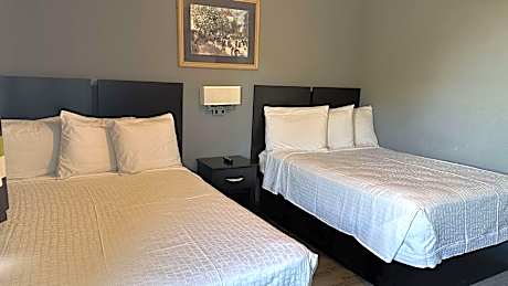 2 Double Beds-Kitchen-Suite-Free Wi-Fi-Cooktop- Microwave-Refrigerator-Free Cont. Breakfast