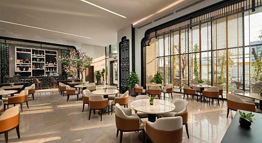 DeLaSea Ha Long Hotel - Modern Bayview Escape 