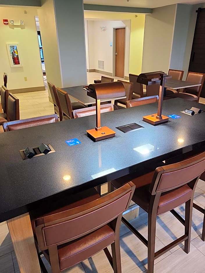 Holiday Inn Express Hotel & Suites Sheldon By IHG