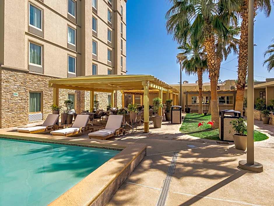 Hotel Mesaluna Near American Consulate