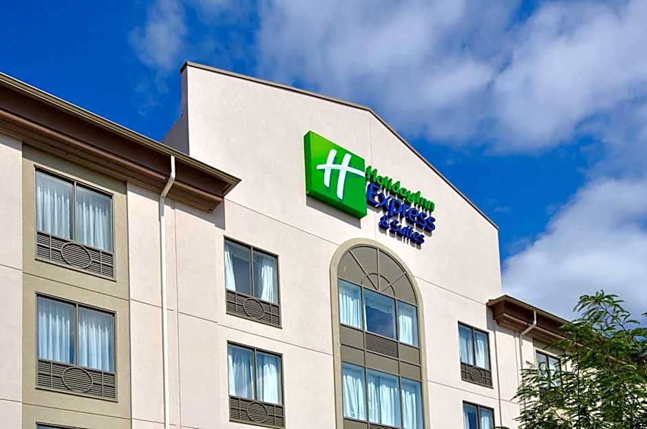 Holiday Inn Express Hotel & Suites Ottawa Airport By IHG