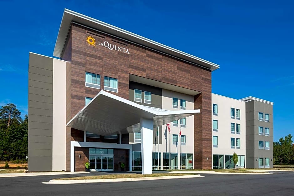 La Quinta Inn & Suites by Wyndham Greensboro Airport