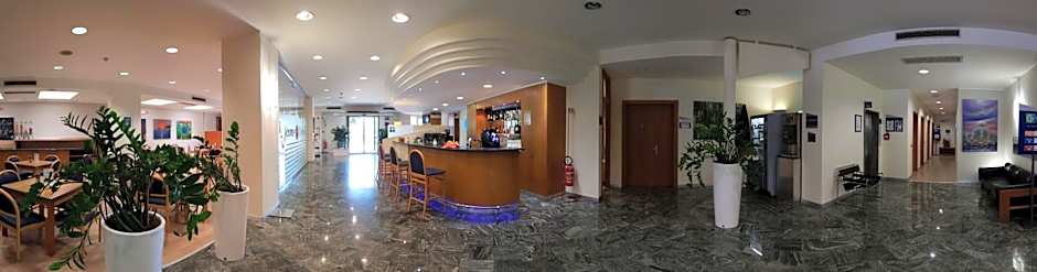 City Hotel & Suites