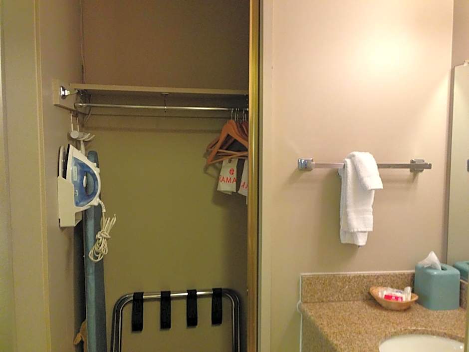 Ramada by Wyndham Fresno North