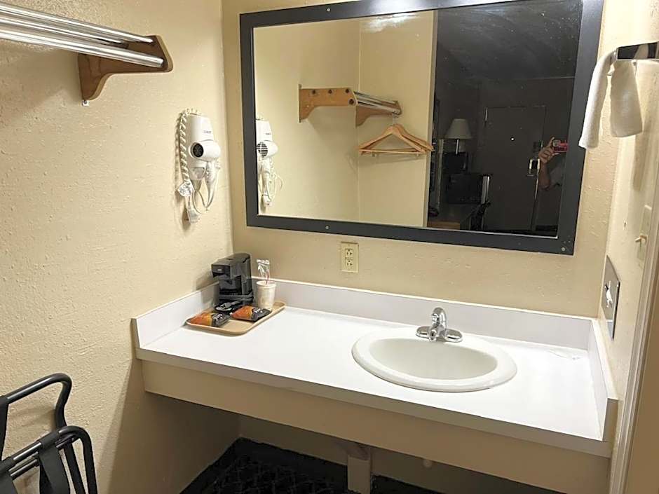 Economy Inn McCook