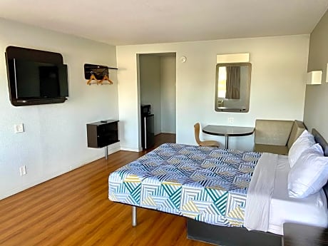 Deluxe Queen Room - Non-Smoking
