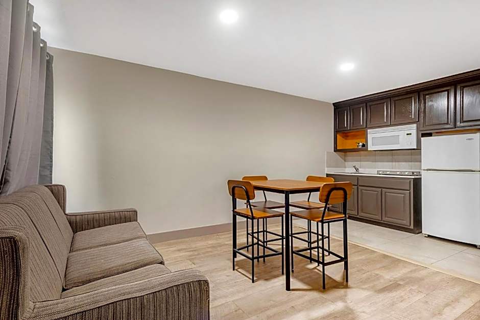 Red Roof Inn & Suites Newport News