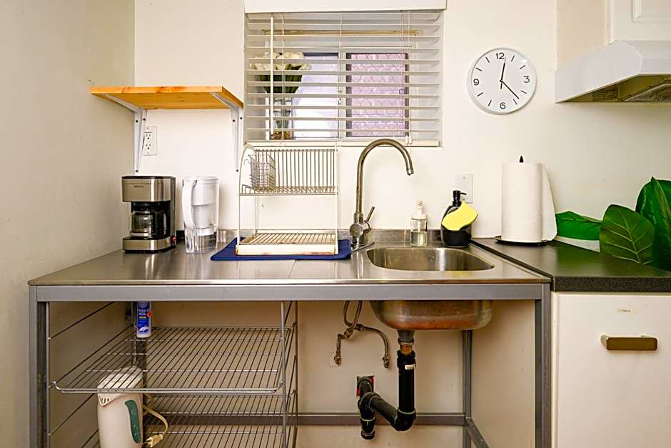 Charming Basement Suite with Private Entrance Near Subway, Koreatown & UofT