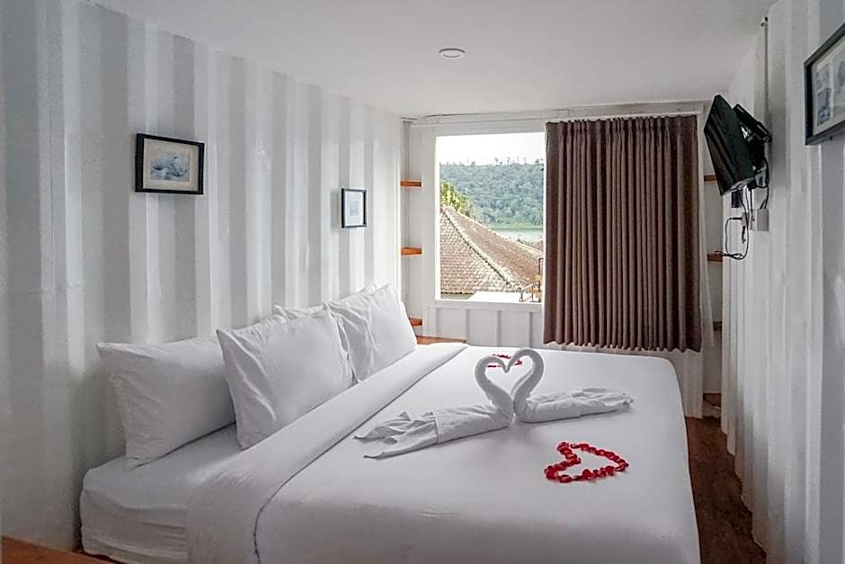 Container Smart Stay (CSS)