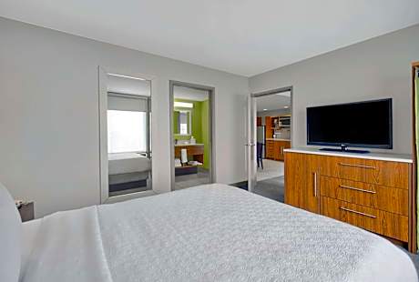 One-Bedroom Queen Suite - Non-Smoking