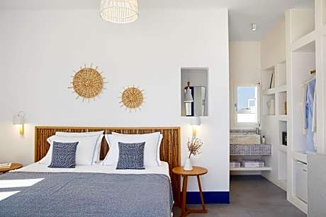 Honeymoon Suite with Outdoor Plunge Pool and Panoramic Sea View