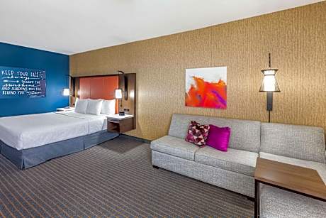 Deluxe King Room with Roll In Shower - Non-Smoking