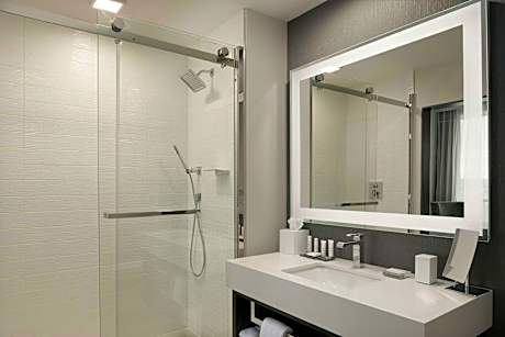 M Club Lounge Access, Junior Suite, 1 King, Skyline View, Top Floor