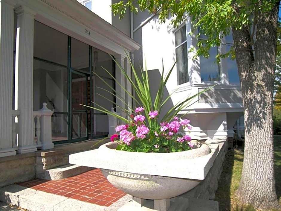 Alexander Mansion  Bed and Breakfast