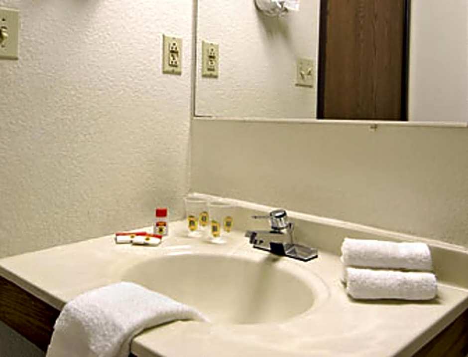 Super 8 by Wyndham Twinsburg/Cleveland Area