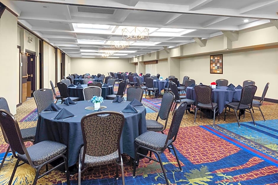 Embassy Suites by Hilton Kansas City Plaza