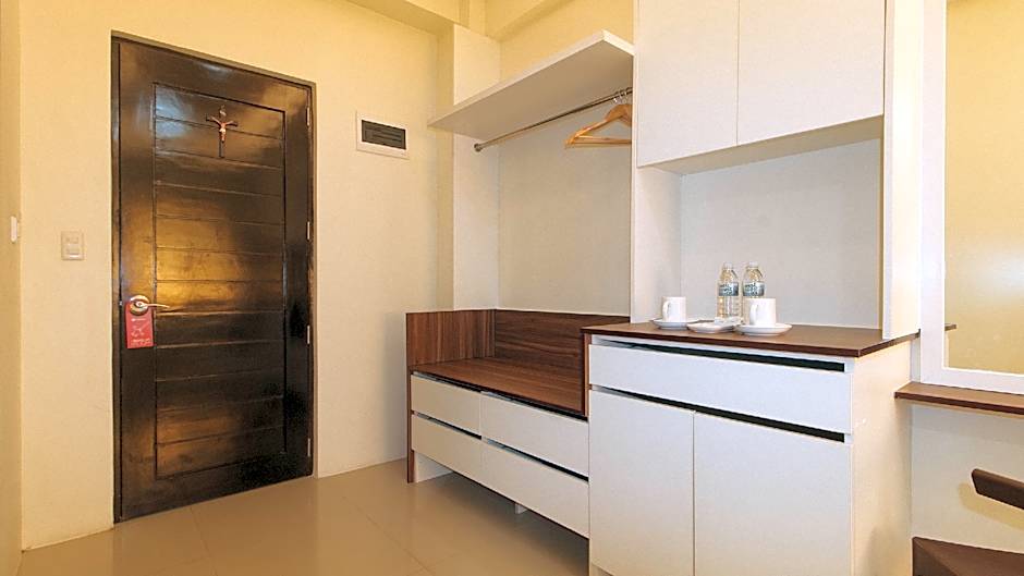 RedDoorz @ Leoncia Apartelle Mandaue City