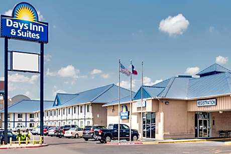 Days Inn & Suites by Wyndham Laredo