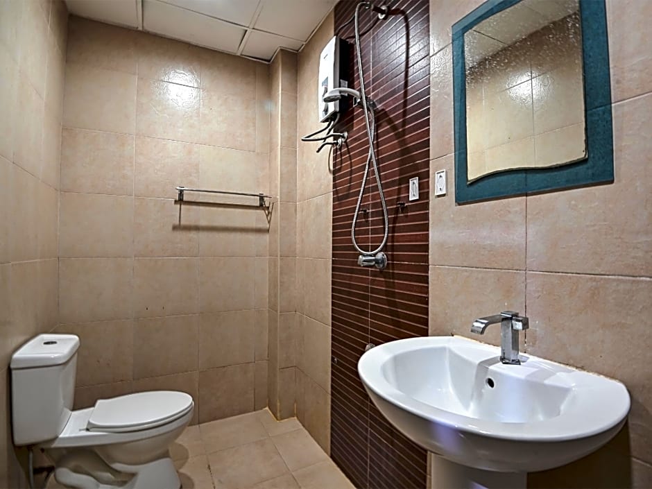 OYO 584 Grace Residence Hall