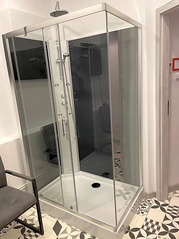 FlyFly Hostel , darmowy parking , rezerwuj przez urządzenia mobilne -10 procent