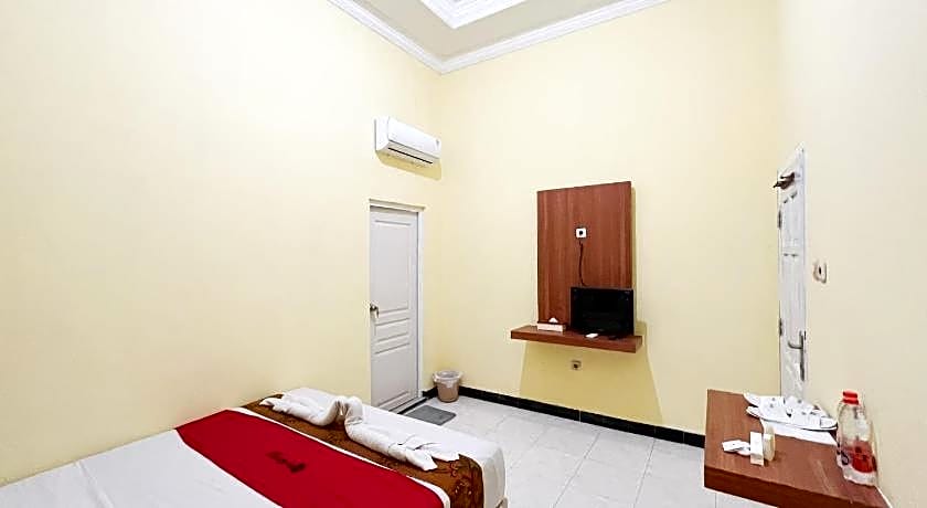 RedDoorz Near Makam Bung Karno Blitar