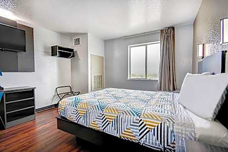 1 Queen Bed | Smoking, Micfridge