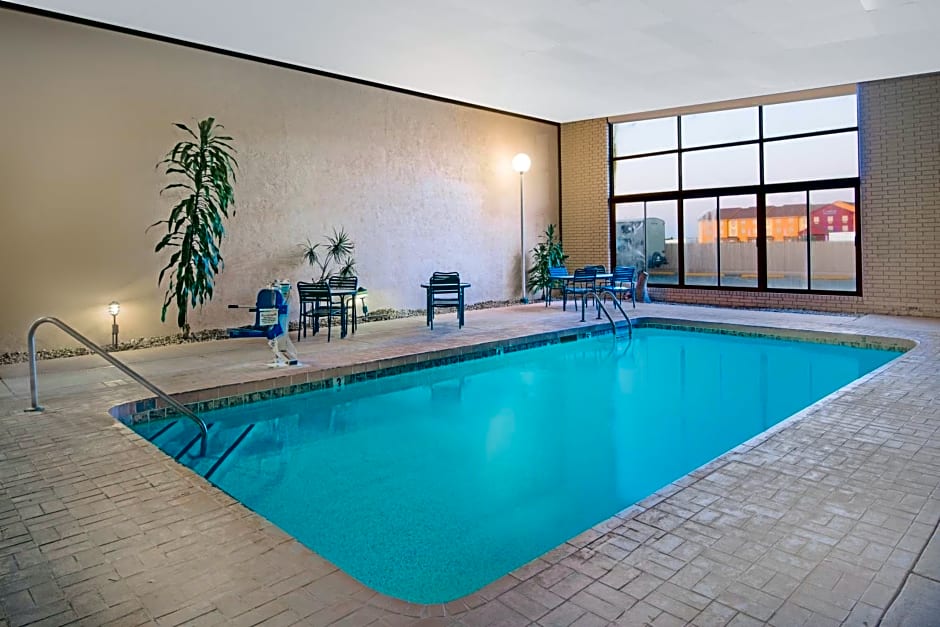 Days Inn & Suites by Wyndham Clovis