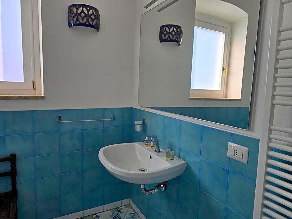 Casa Ninà- Camere con Vista Mare e Terrazza a Raito, Costiera Amalfitana