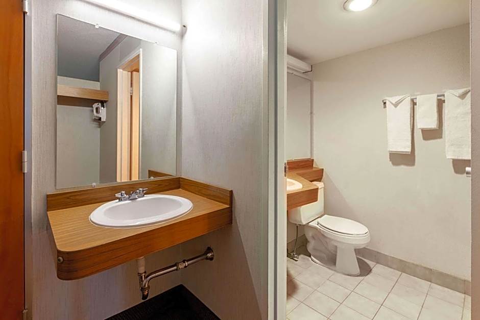 Travelodge by Wyndham Cleveland Airport