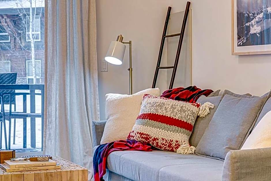 Mountain Retreat, Pool & Hot Tub, BBQ, Patio, King Bed, Sleeps 6!