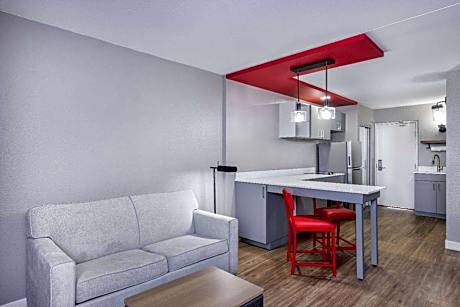 Junior King Suite - Non-Smoking