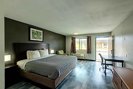 King Bed with Kitchenette Non-Smoking