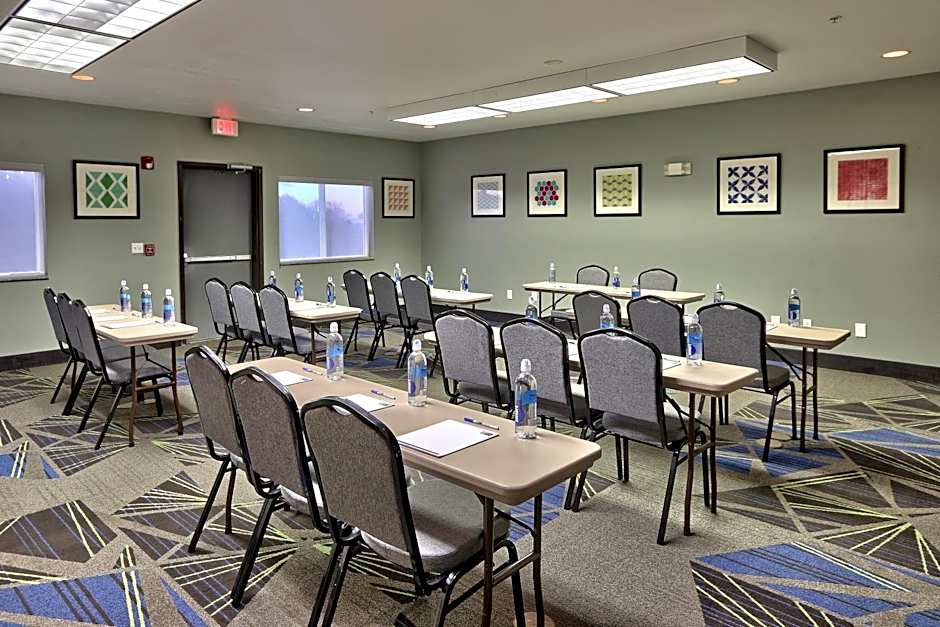 Holiday Inn Express & Suites Portales By IHG