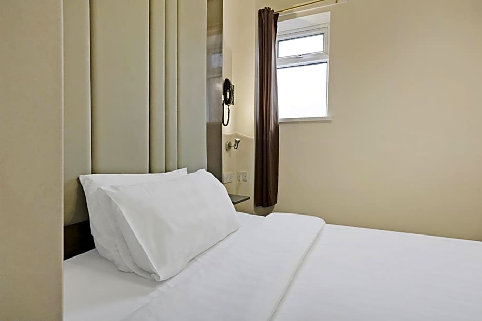 OYO The Baltimore Hotel